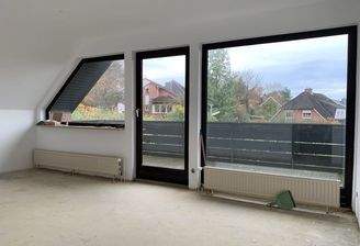 Helles Wohnzimmer mit Ausblick