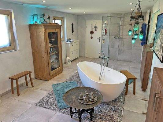 Neuwertiges Wellness Bad im KG