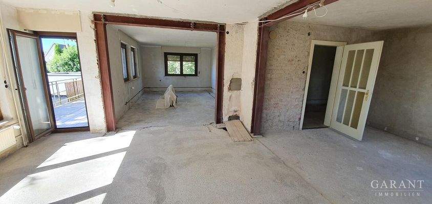 Wohn/Ess und offener Küchenbereich