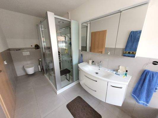 2,5.Zi-Whg. Badezimmer linke Seite