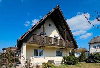 Hausansicht mit Garten.jpg