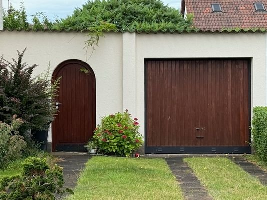 Garage auf dem Grundstück