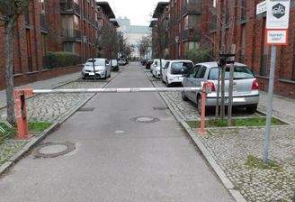 Zufahrt mit Schranke von Drossener Straße