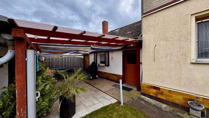 Terrasse und Eingangsbereich