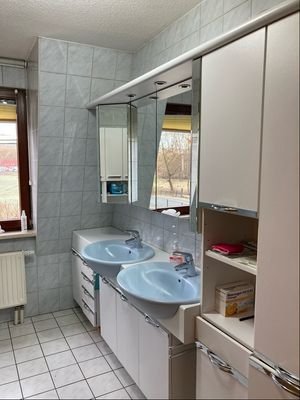 Bad / Sanitärbereich mit DU und 2 Waschbecken - Wohnung Dachgeschoss