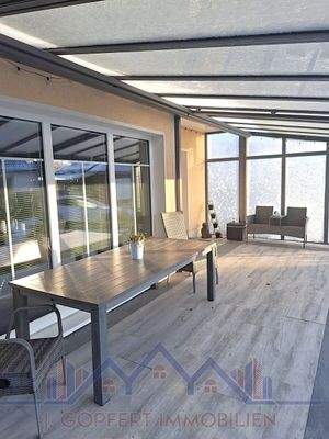 überdachte Terrasse mit Seitensichtschutz aus Glas