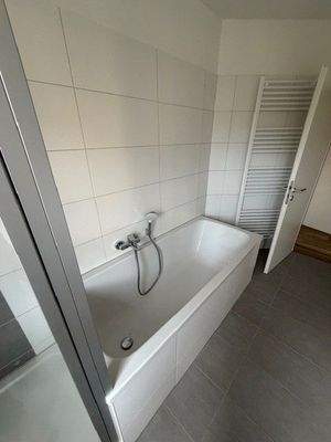 Wanne und Dusche im frisch sanierten Bad