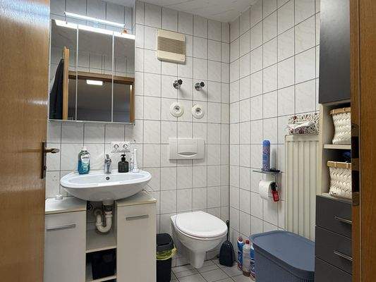 Praktisches, hellgefliestes Bad