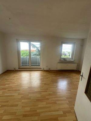 Helles Wohnzimmer mit Balkon