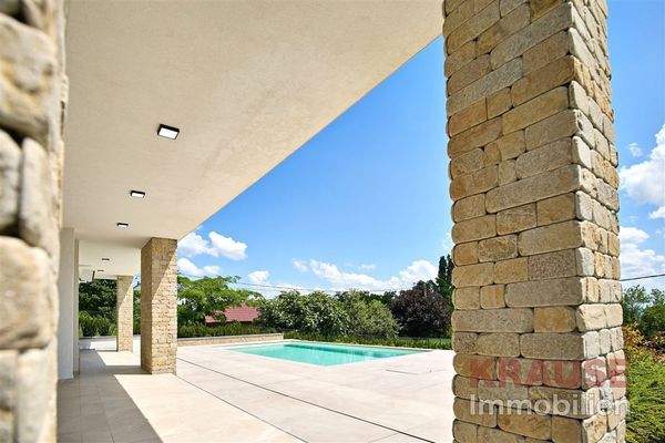 untere Terrasse zum Pool