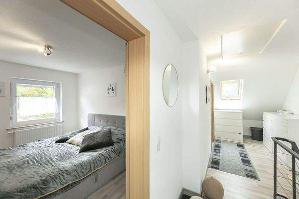 Blick ins Schalfzimmer und in den Flur || 1.OG