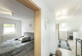 Blick ins Schalfzimmer und in den Flur || 1.OG