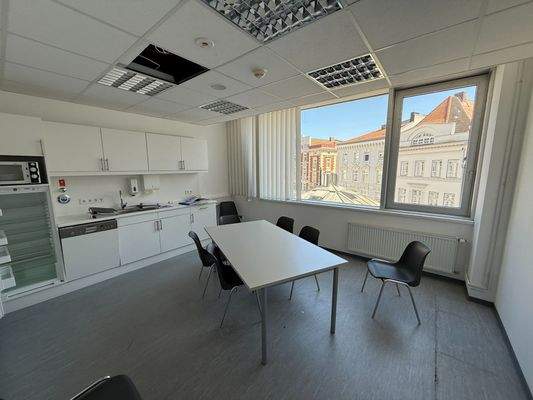 jetziger Aufenthaltsraum mit Einbauküche