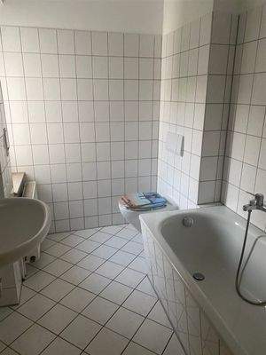 Tageslichtbad mit Wanne