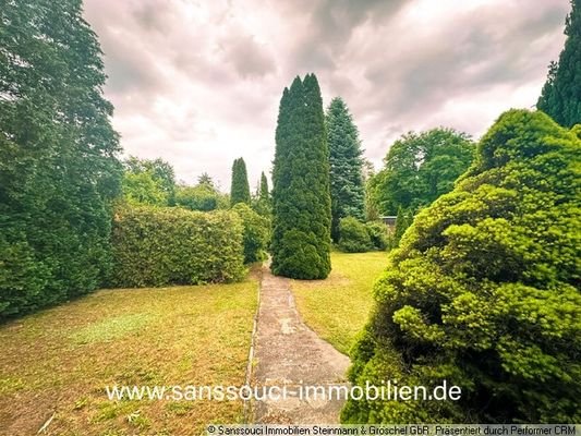 Blick durch den Garten