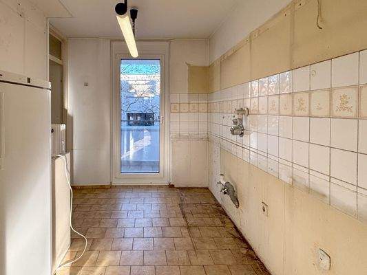 Küche mit Balkonzugang