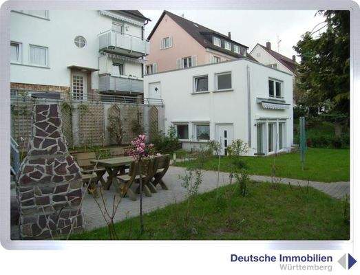 Garten mit Nebengebäude