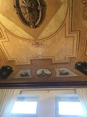 wundervolle historische Deckenarbeiten