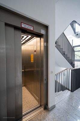Treppenhaus & Aufzug