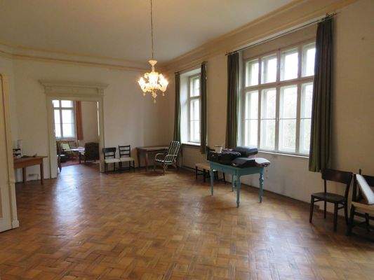 Salon mit Blick in das Klavierzimmer 