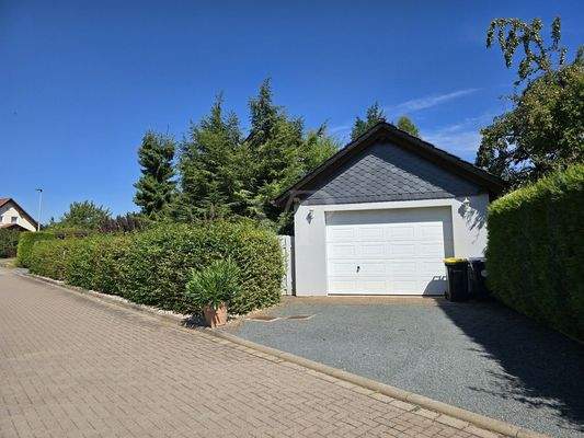 Ansicht Straßenseite mit Einfahrt Garage