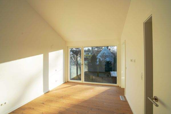 Lichtdurchflutetes Schlafzimmer mit Bad en Suite und Ankleide