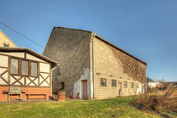 Poolanbau und Scheune