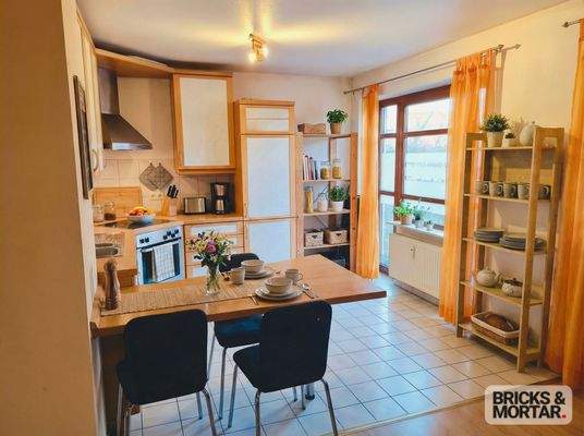 Küche mit Zugang zum Balkon