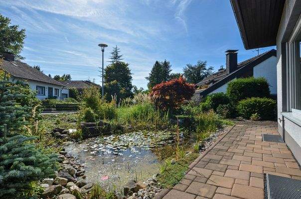 Gartenanlage mit Teich