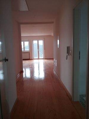 Blick vom Flur ins Wohnzimmer