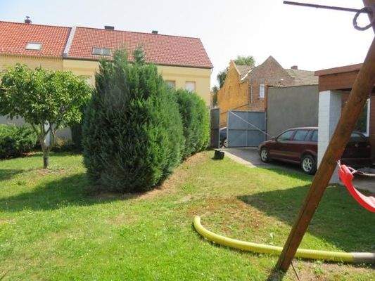 Zufahrt mit Grünfläche