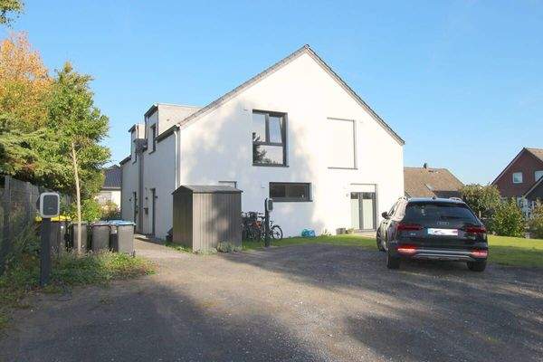 Straßenansicht DHH aus 2022 mit PKW-Stellplätzen inkl. Wallbox