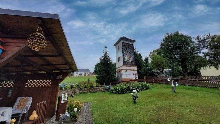 Blick in Garten zum eigenen Turm