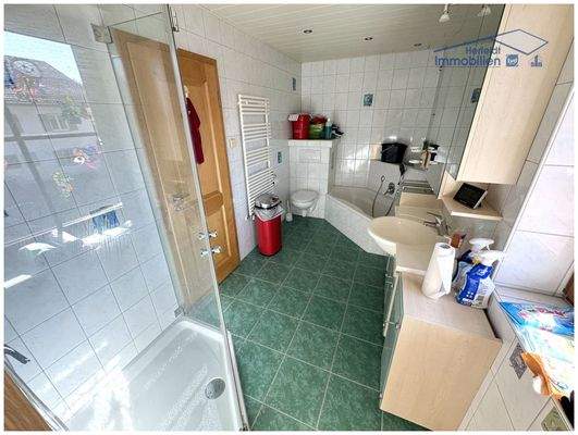 Badezimmer mit Dusche & Wanne