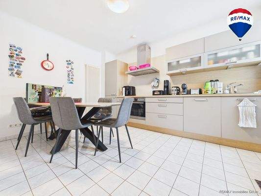 REMAX Immobilien DeLux Eigentumswohnung Küche Schwalbach Mark Borowicz