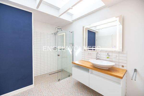 Licht, Klarheit, Klassik, Modernität - alles im Duschbad vereint