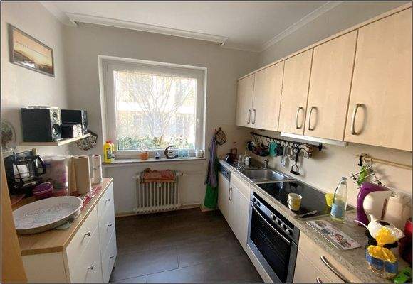 Küche mit Einbauküche