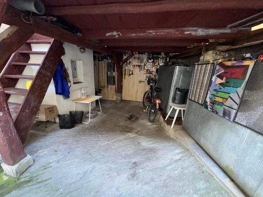 2. Ausgang mit offener Werkstatt mit div. Werkzeugen