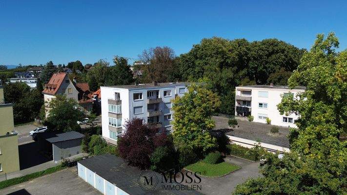 4 Parteien im Haus, mit viel Grün um das Haus