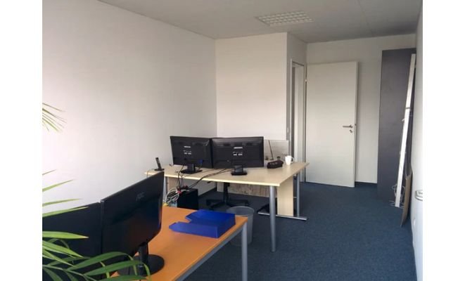 Büroraum in Büro-WG. Ein einziger TG-Parkplatz auf Wunsch!