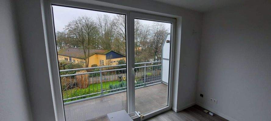 Wohnzimmer und Südbalkon
