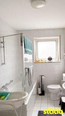 Tageslichtbad mit Wanne