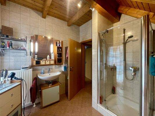 Bad mit Dusche im OG