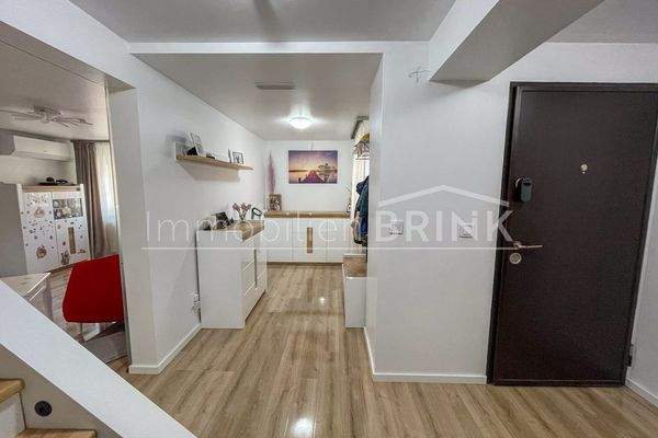 Diele mit Treppe.jpg