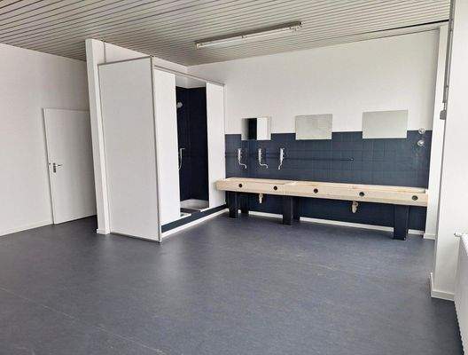 Lager Waschbecken und Duschen