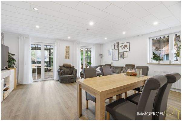 8. Wohnzimmer (Gebäude-hinten EG).jpg