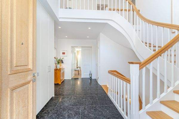 Eingangsbereich aus hochwertigem Naturstein 