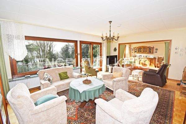 Wohnzimmer mit Zugang zum großen Balkon