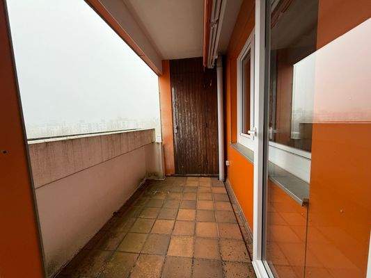 Balkon mit kleiner Abstellkammer