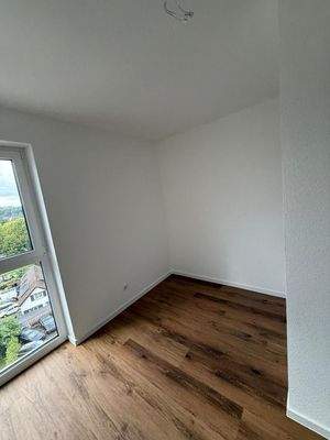Helles Zimmer mit Holzboden